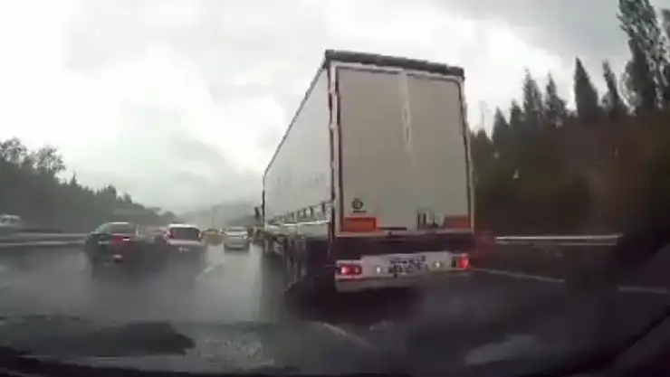 Yağıştan sonra kayganlaşan yolda üst üste kaza meydana geldi