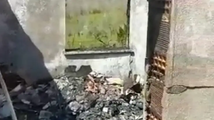 Yanan ev kullanılamaz hale geldi