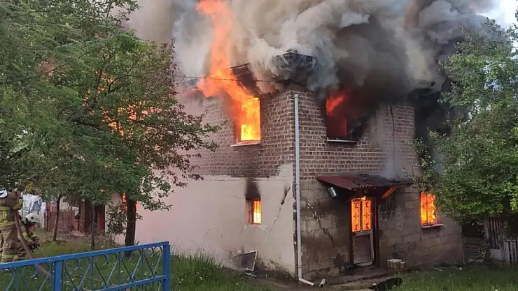 Yaşlı çiftin evi alevlere teslim oldu