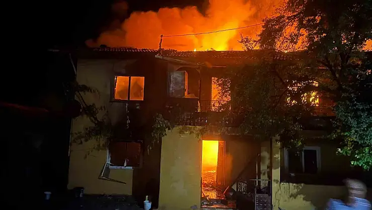 Yaşlı kadının 2 katlı evi küle döndü