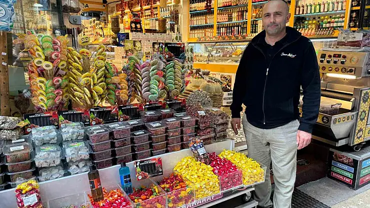 Yaşlı kadının kolonya hırsızlığı güvenlik kamerasında