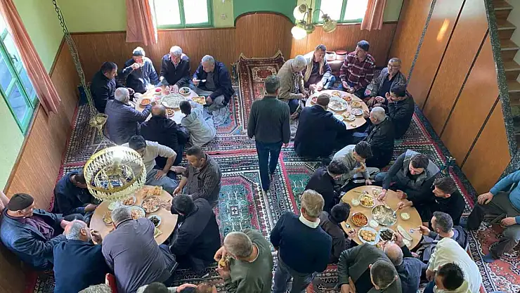 Yıllardır süren gelenek: Bayramlarda tüm yemekler camiye getiriliyor