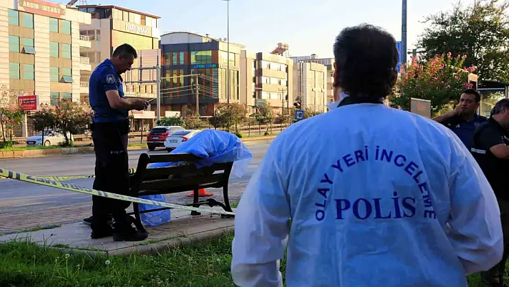 Yol kenarındaki bankta ölü bulundu