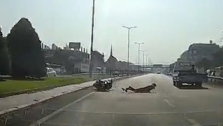 Yola bir anda çıkan çekiciye motosiklet çarptı