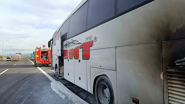 Yolcu otobüsünün motor kısmından alevler yükseldi