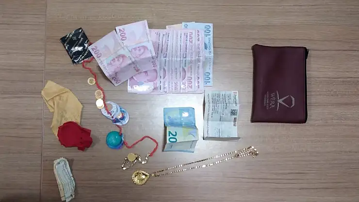Yolda bulunan ziynet eşyası ve para dolu cüzdan polis ekiplerinin çabasıyla sahibine ulaştırıldı