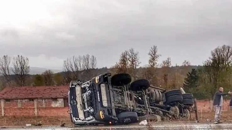 Yoldan çıkan kamyon devrildi, sürücü burnu bile kanamadan kurtuldu