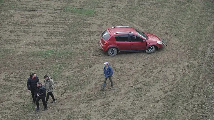 Yoldan çıkan otomobil, tarlaya uçtu