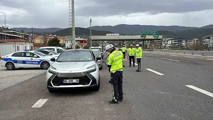 Yollarda bayram dönüşü hareketliliği: Polisler tek tek denetledi