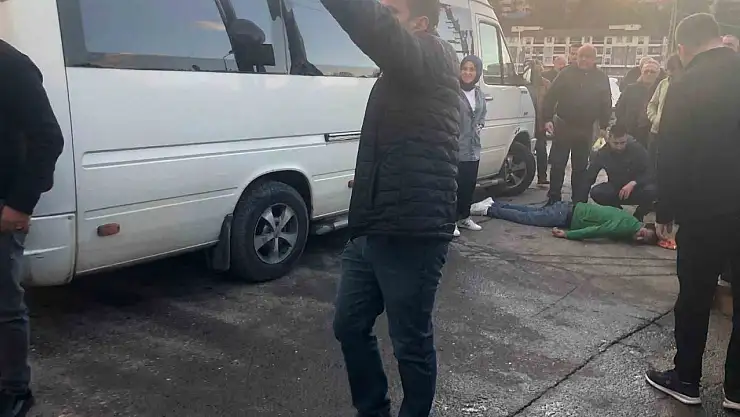 Yolun karşısına geçerken düştü, işçi servisinin çarpması sonucu hayatını kaybetti