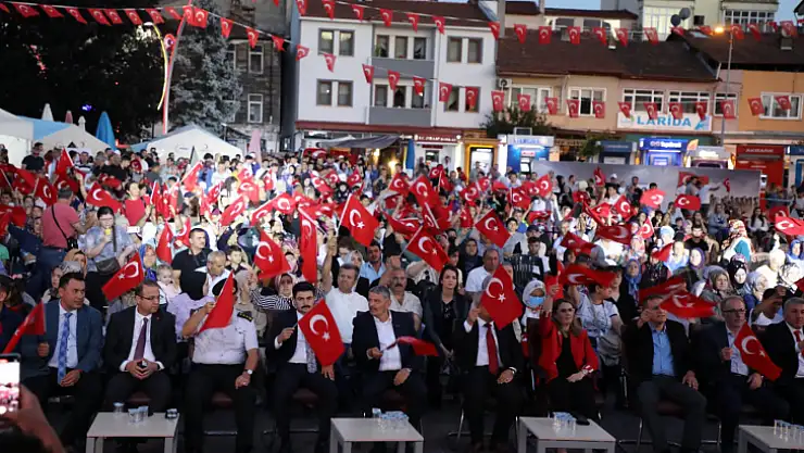 Yüzlerce insan meydana akın etti