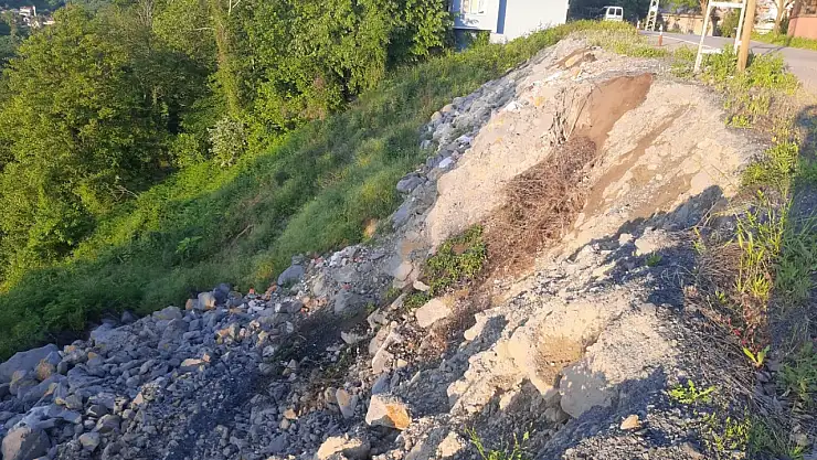 Zonguldak'ta 20 köyü birbirine bağlayan yolda yeni heyelan riski