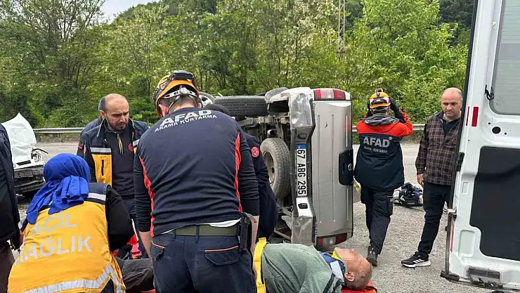 Zonguldak'ta iki aracın çarpıştığı kazada araçlardan biri devrildi: 2 yaralı