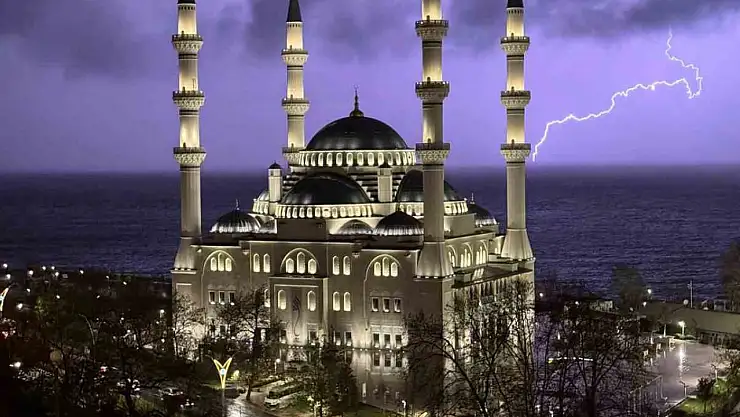 Zonguldak'ta şimşekler geceyi aydınlattı