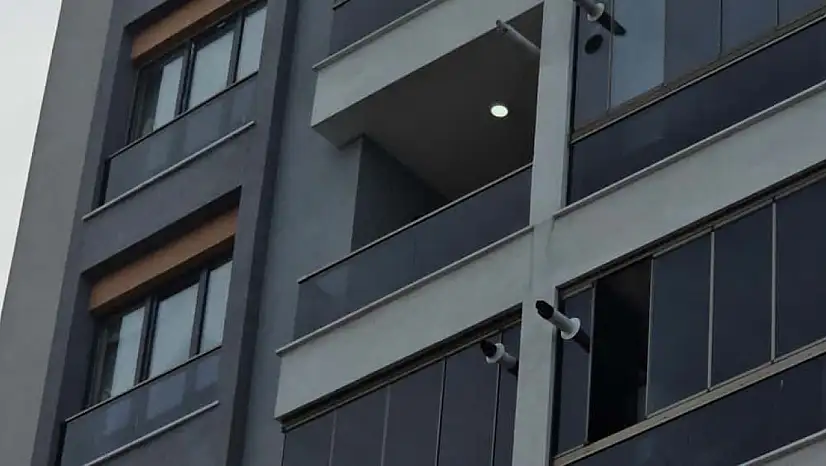 85 yaşındaki kadın dördüncü kattan belediye başkanının makam aracının üzerine düştü