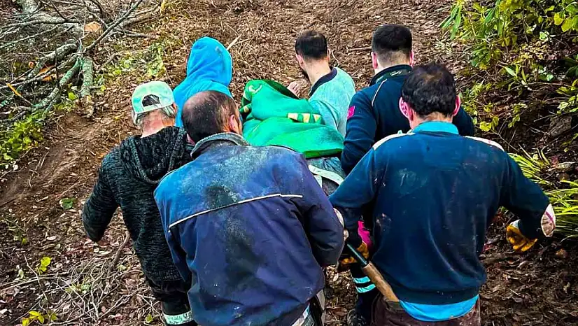 Ağaç keserken yaralanan işçi için seferber oldular