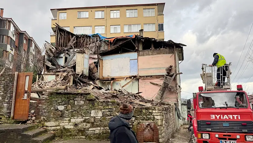 Ahşap bina yıkıldı