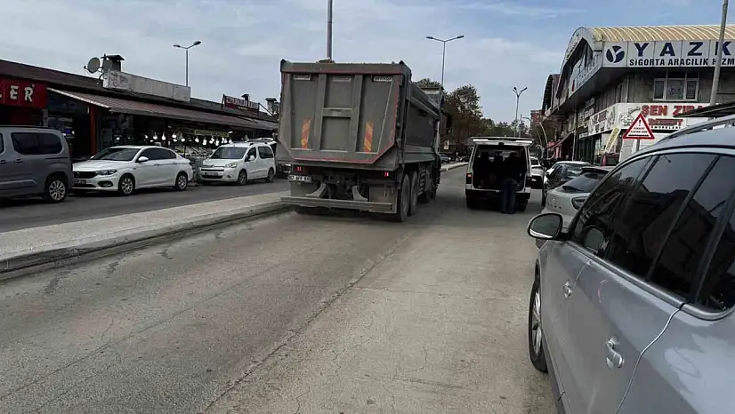 Alaplı'da ağır tonajlı kamyonlar yollarda çatlak oluşturdu
