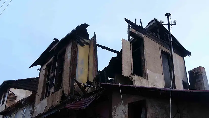 Alev alev yanan konaktan geriye duvarları kaldı
