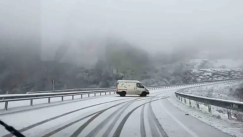 Amasra'da kar yağışı sürücülere zor anlar yaşattı
