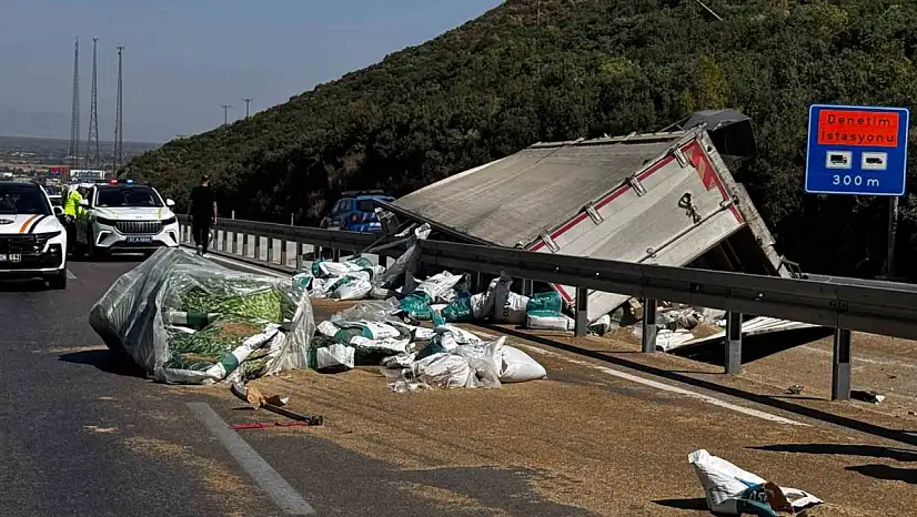 Antalya'da tır devrildi, ortalık savaş alanına döndü: Genç sürücü hayatını kaybetti