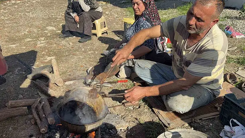Ateşi eşi harlıyor, o kalaylıyor: Omuz omuza ekmek mücadelesi