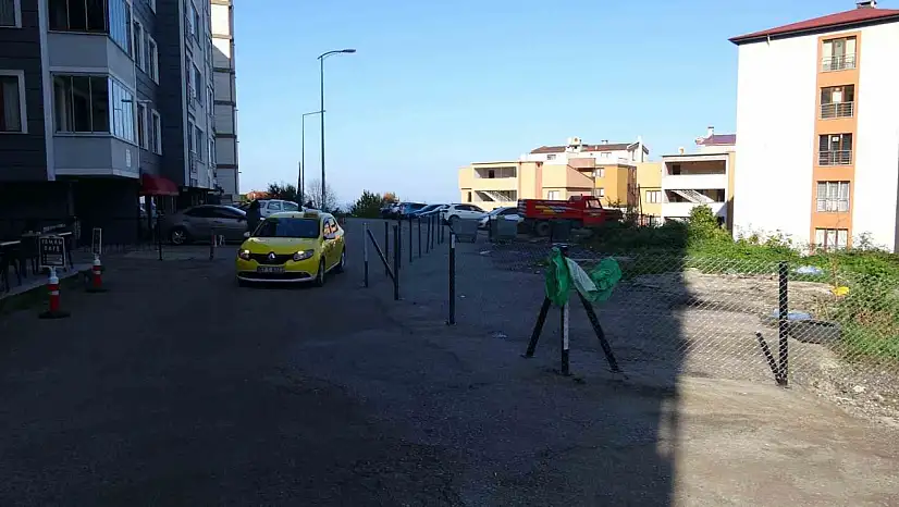 Belediye kamulaştırma bedelini ödemeyince, sahipleri yolu çit çekip kapattı