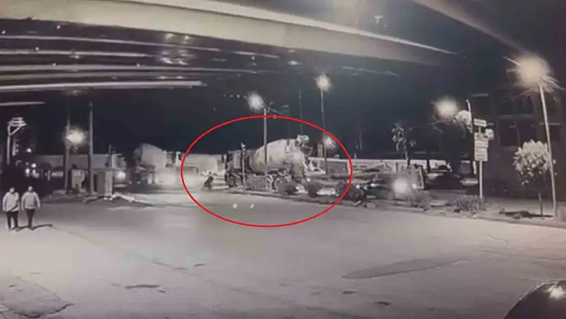 Beton mikserinin ezdiği motosikletin sürücüsü son anda kurtuldu
