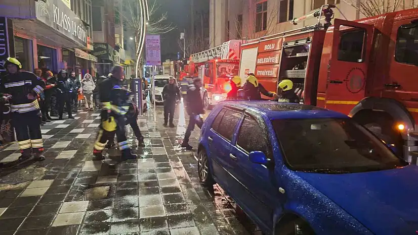 Bolu'da gece saatlerinde korkutan yangın: 2 kişi dumandan etkilendi