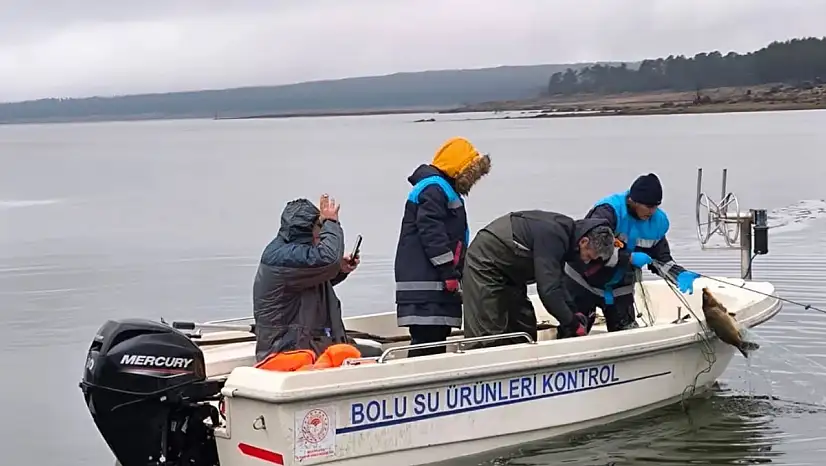 Bolu'da gölün ortasında 500 metrelik kaçak ağ ele geçirildi