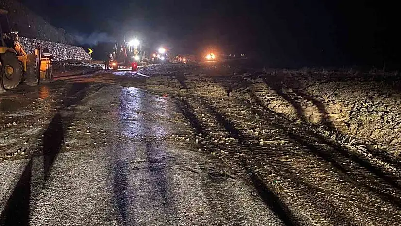 Heyelan nedeniyle kapanan yol tekrardan ulaşıma açıldı