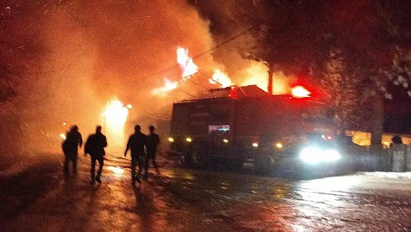 Bolu'da iki katlı ev alevlere teslim oldu