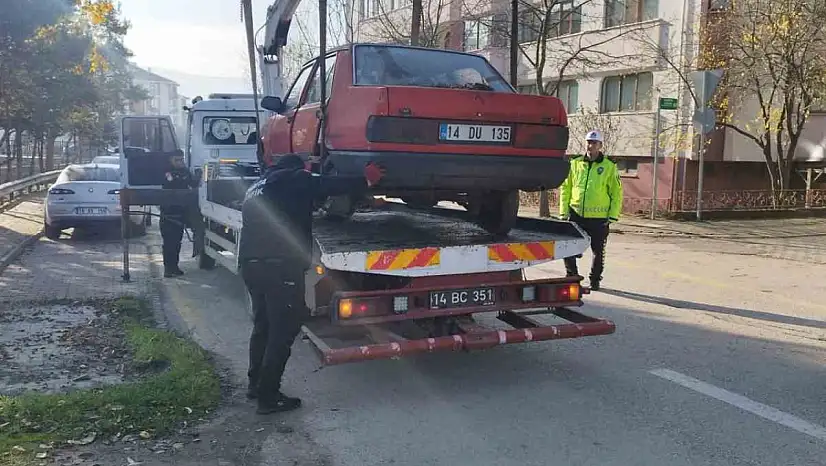 Bolu'da uzun süredir park halindeki hurda araçlar toplanıyor