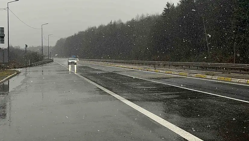 Bolu Dağı geçişinde kar yağışı etkili oluyor