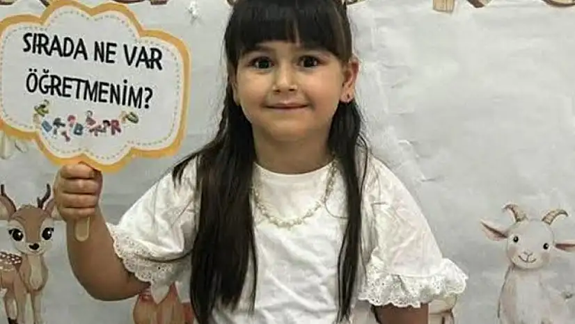 Bu acıya yürek dayanmaz, babası 7 yaşındaki kızının tabutunu taşıdı