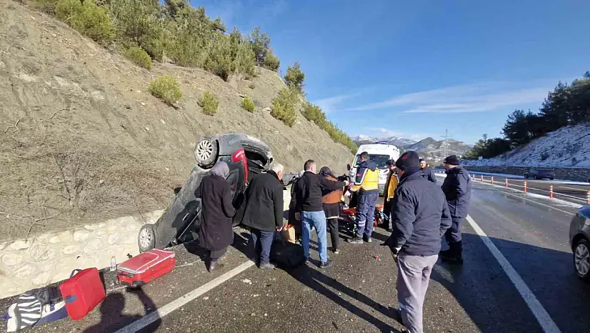 Buzlanma kazayı beraberinde getirdi: 4 yaralı