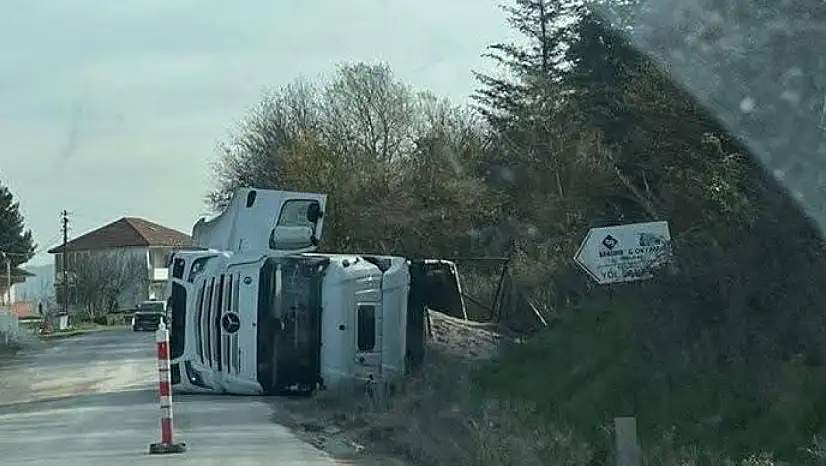 Çaycuma'da kontrolden çıkan tır devrildi