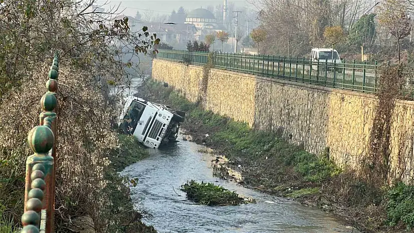 Dere yatağına devrilen beton mikserinin sürücüsü yaralandı
