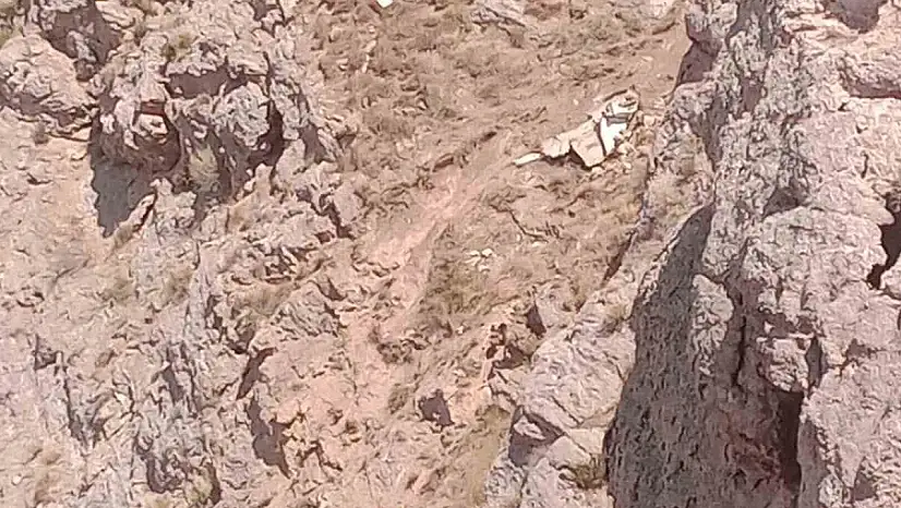 El freni çekilmeyen greyderin sürüklediği otomobil uçuruma yuvarlandı: 1 ölü, 1 yaralı