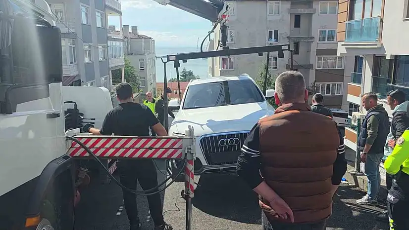 Freni boşalan araç istinat duvarında asılı kaldı