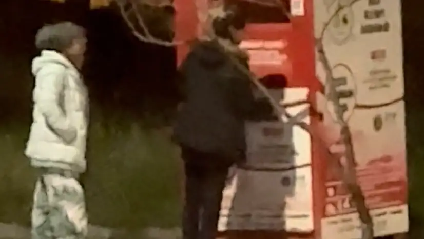 Giysi kumbarasından kıyafet çaldılar