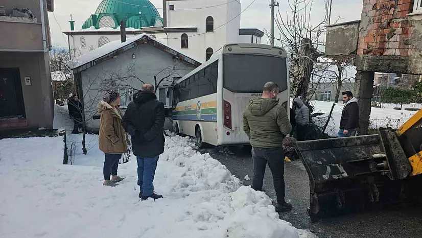 Halk otobüsü eve daldı büyük bir faciadan dönüldü