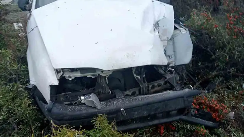 Kamyonet ile çarpışan otomobildeki 3 kişi yaralandı