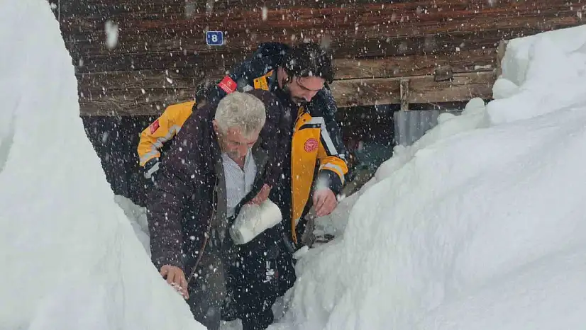 Mahsur kalan hastayı sağlık ekipleri kurtardı