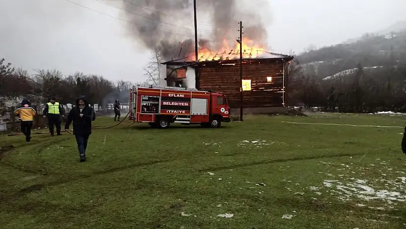 Karabük'te 450 yıllık ahşap cami alevlere teslim oldu