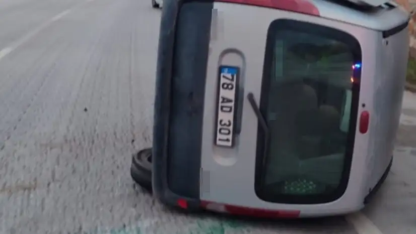 Karabük'te çarpışan otomobillerden biri devrildi: 1 yaralı