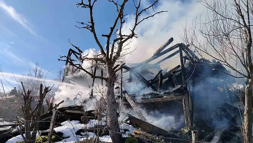 Kastamonu'da 2 katlı ev alevlere teslim oldu
