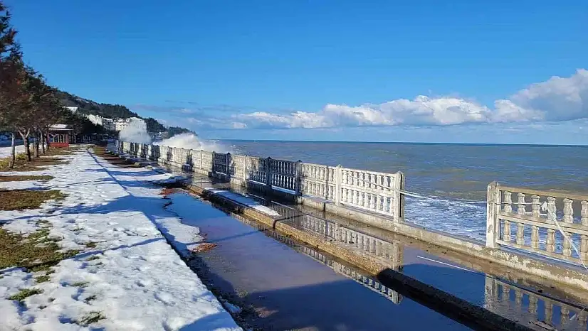 Kastamonu'da dalgalar sahil şeridine zarar verdi