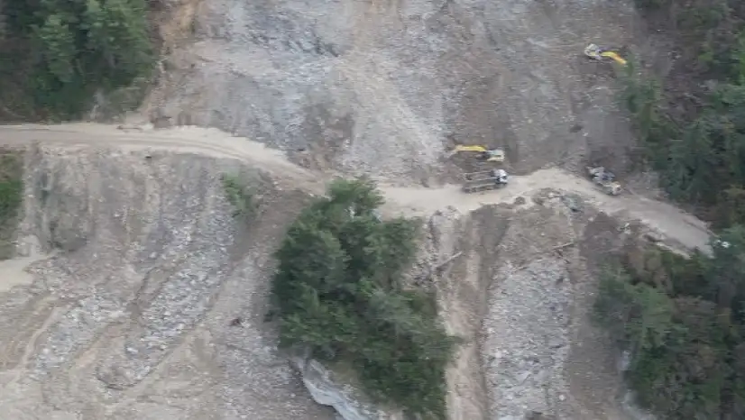 Kastamonu'da heyelan nedeniyle ulaşıma kapanan yolda çalışmalar sürüyor