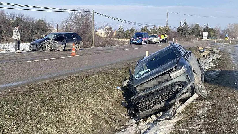 Kastamonu'da otomobil ile cip çarpıştı: 3 yaralı